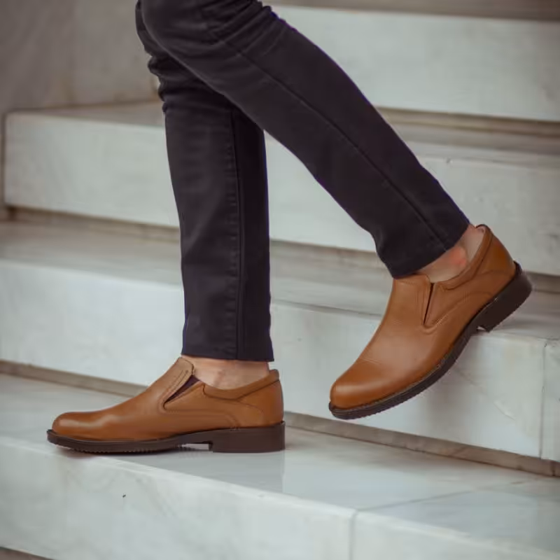 کفش طبی مردانه مدل فیگو دارای زیره ی طبی بسیار سبک و راحت و رویه چرم طبیعی درجه یک مناسب برای استفاده راحتی و روزانه 