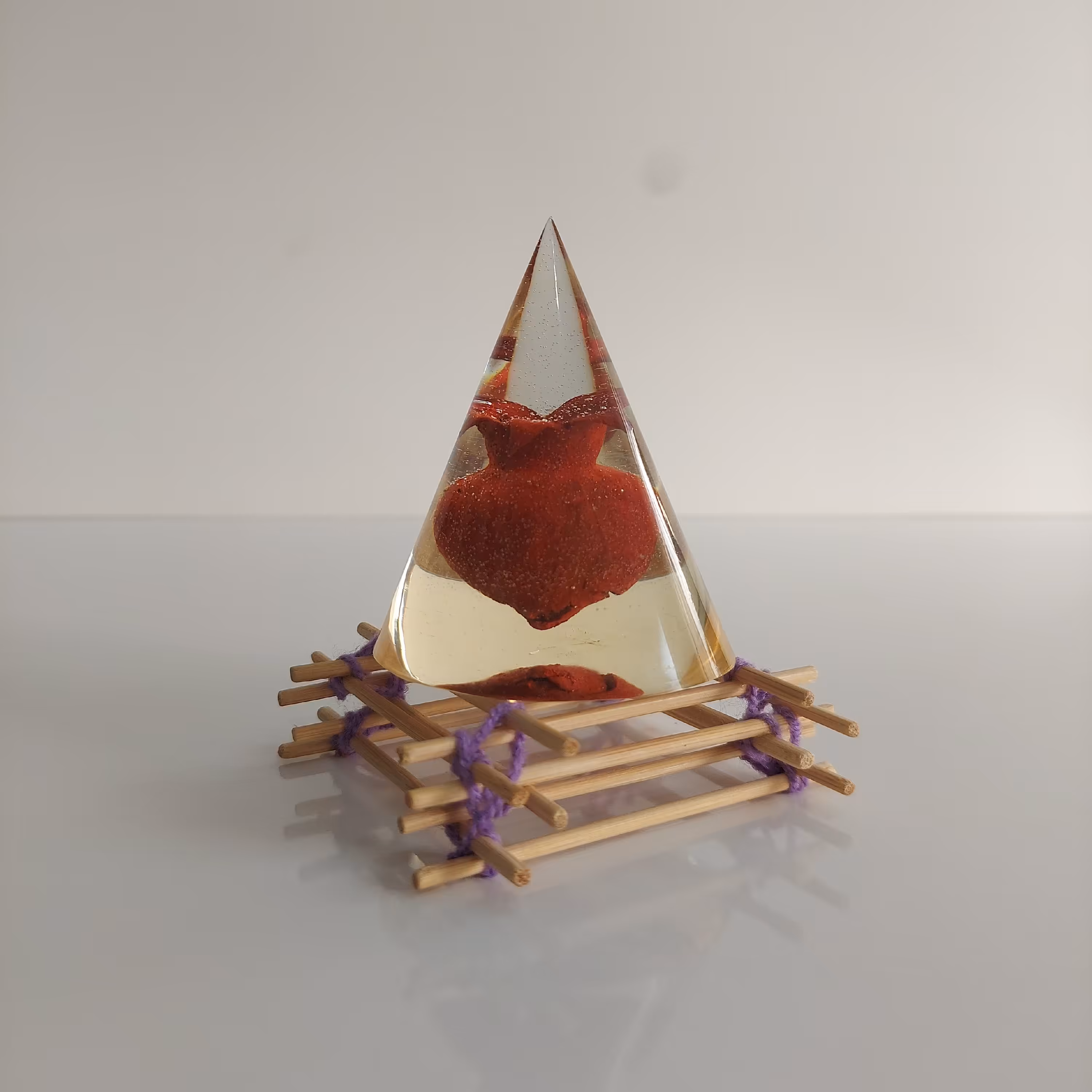 دکوری مخروط رزینی کار شده با انار طبیعی ارتفاع با استند چوبی 9 سانت