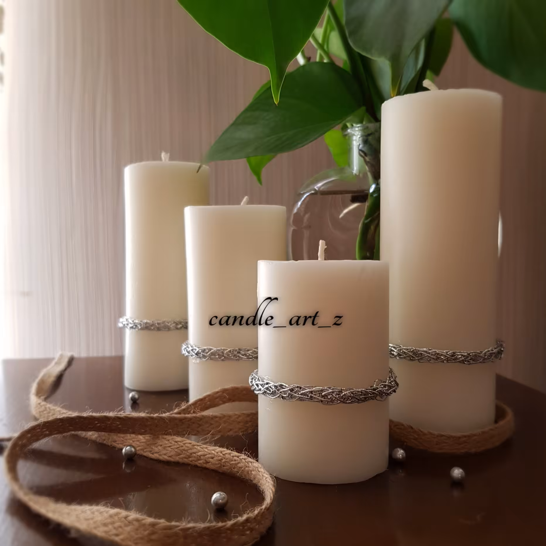 شمع  استوانه ای سفید ساده ،تزیین شده با نوار نقره ای،بسیار کاربردی و پر طرفدار ،قابل تغییر رنگ طبق سلیقه شما