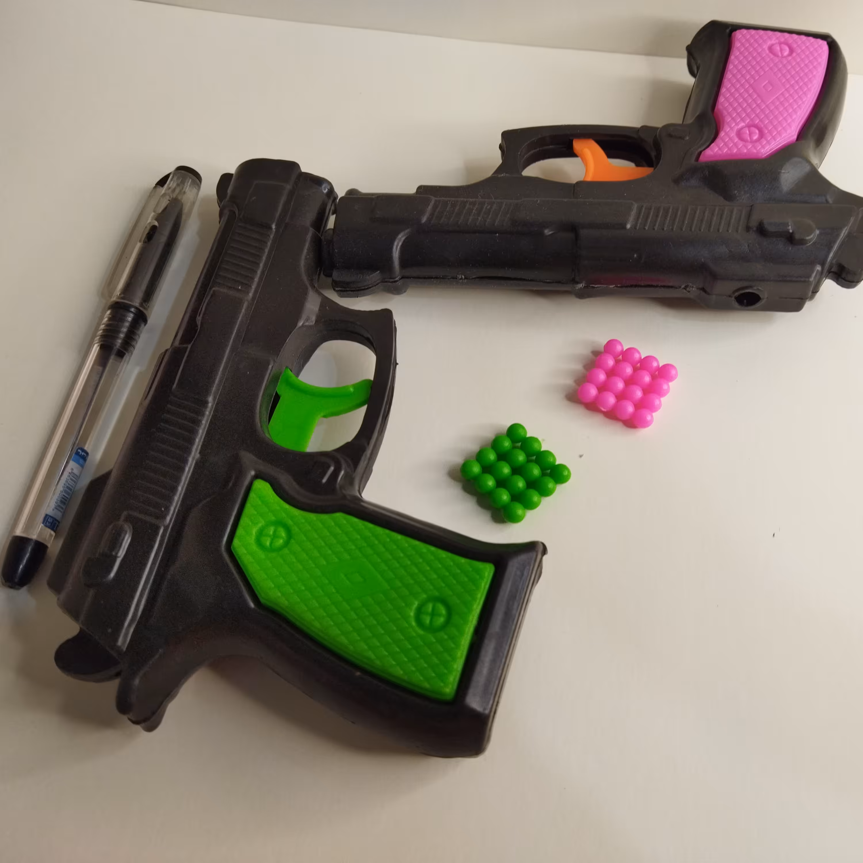 کلت ترقه ای اسباب بازی ساچمه ای همراه با یک عدد ساچمه