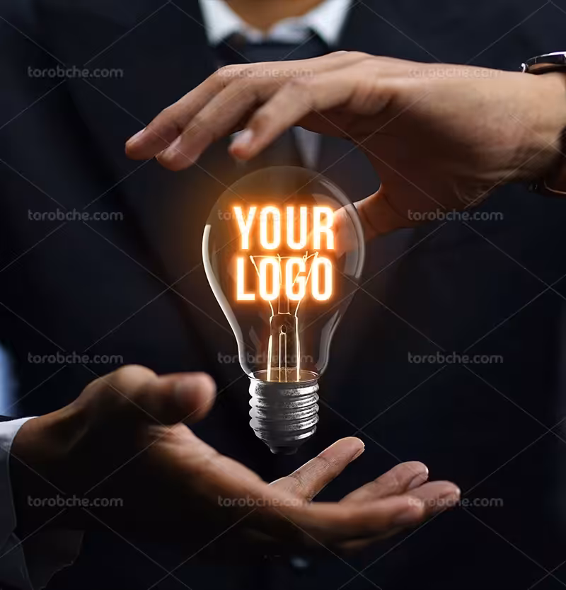 موکاپ لوگو لامپ در دست | گرافیک با طعم تربچه