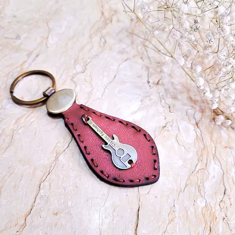 جاکلیدی چرم با پلاک گیتار استیل دستساز (رنگ و پلاک دلخواه)
