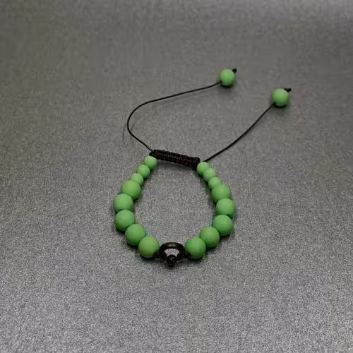 دستبند مدل آسانسوری با مهره های سبز فسفرط و خرج کار برنزی طرح نعل اسب 