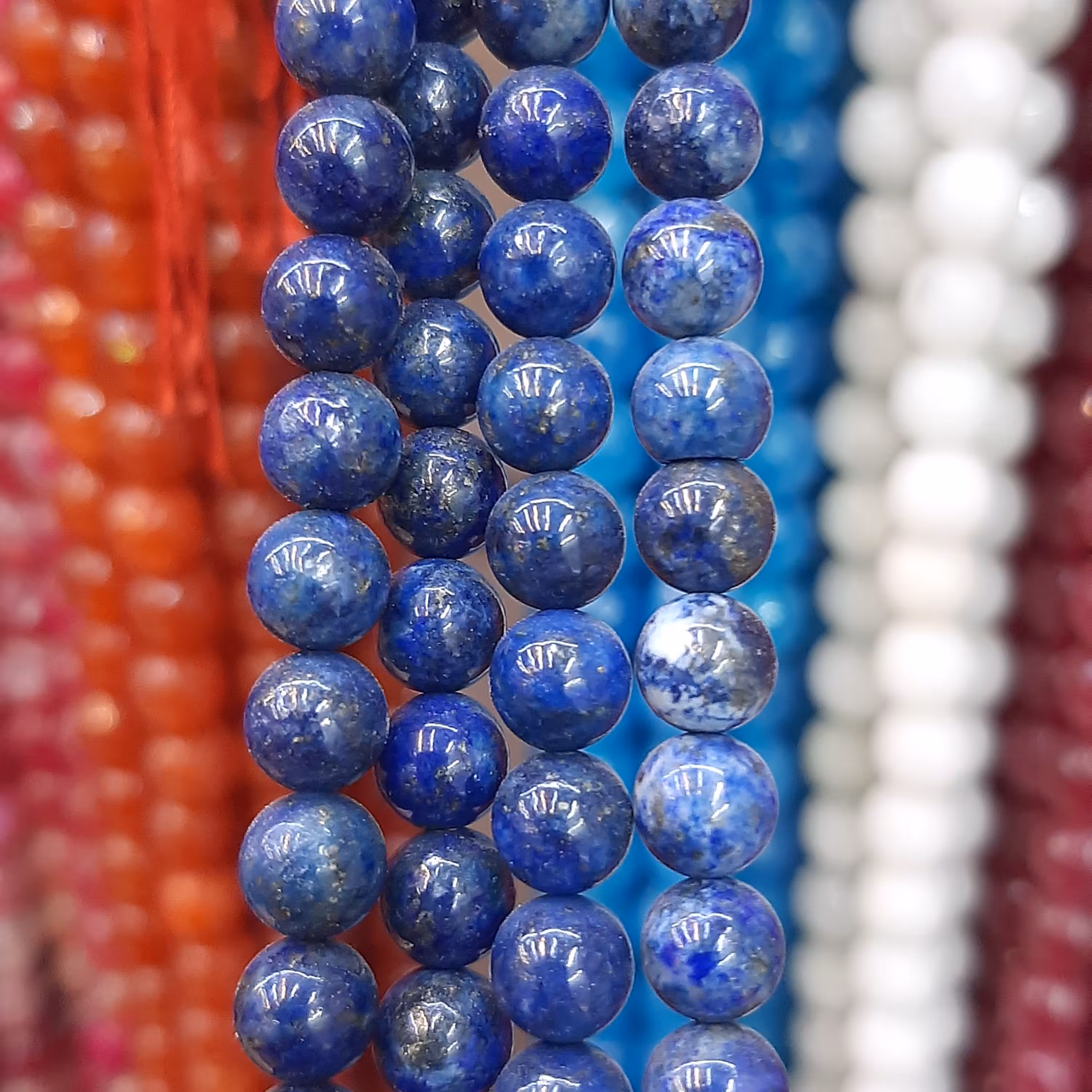 لاجورد  اصل درجه یک سایز 6 تعداد مهره در یک رشته 68 عدد