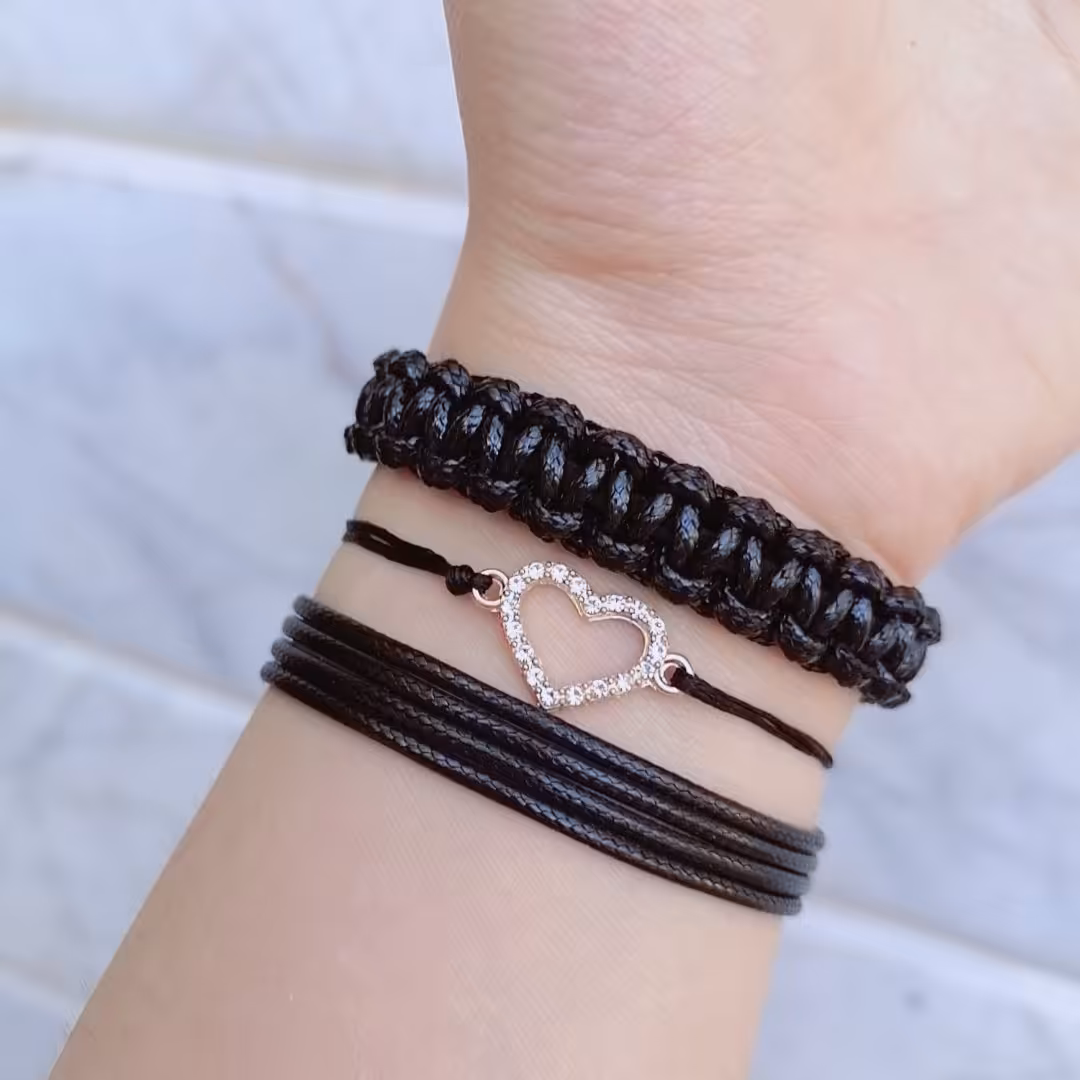  دستبند چرم وشیک پلاک قلب نگاراا