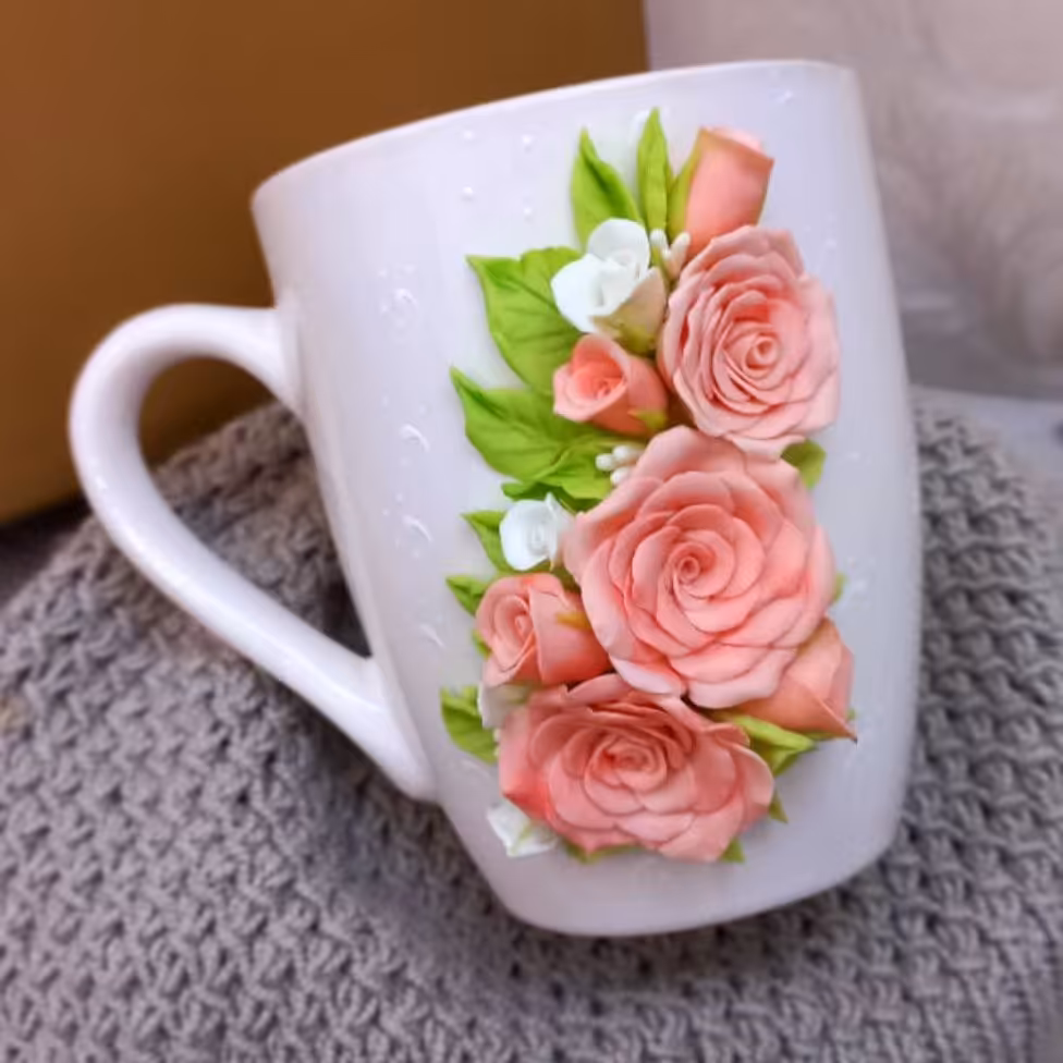 ماگ با طرح گل های رز صورتی و سفید با خمیر ایتالیایی