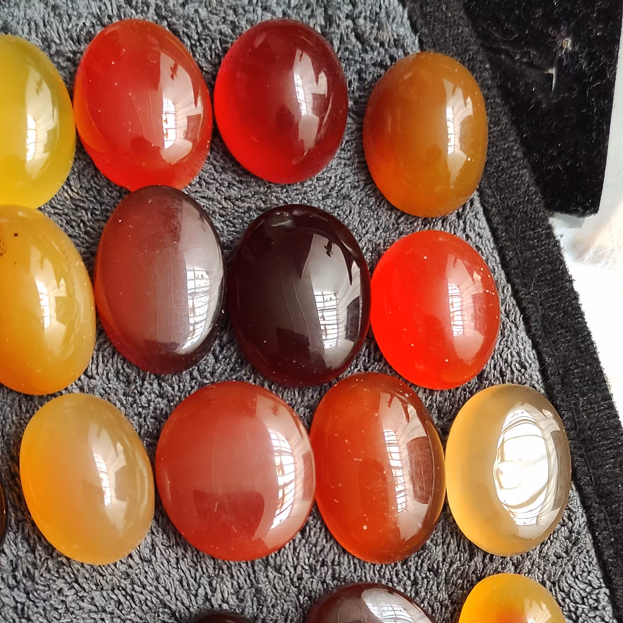 سنگ عقیق یمنی با کیفیت در رنگ های متفاوت 