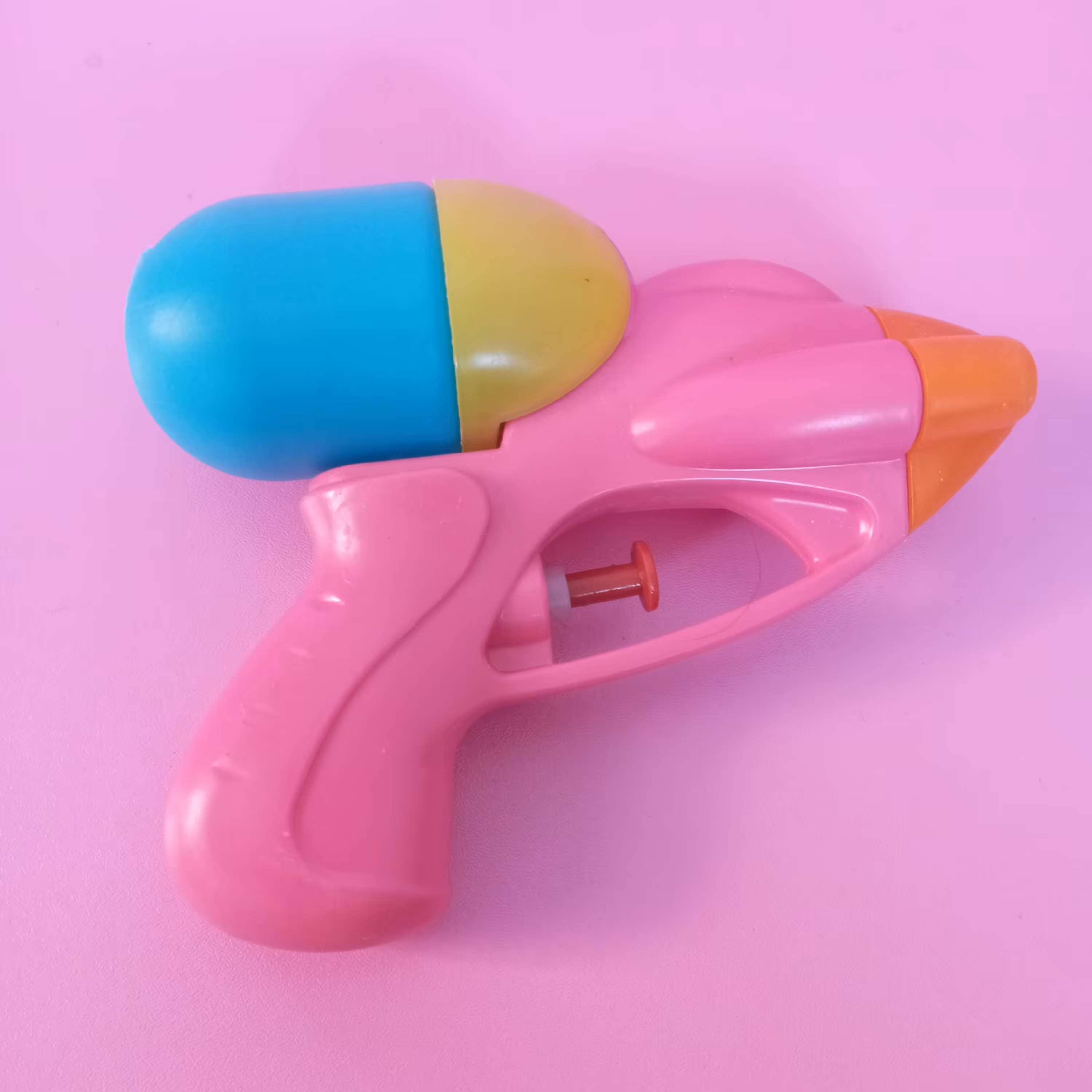 اسباب بازی تفنگ آبپاش مدل تخم مرغی ( تفنگ آب پاش )