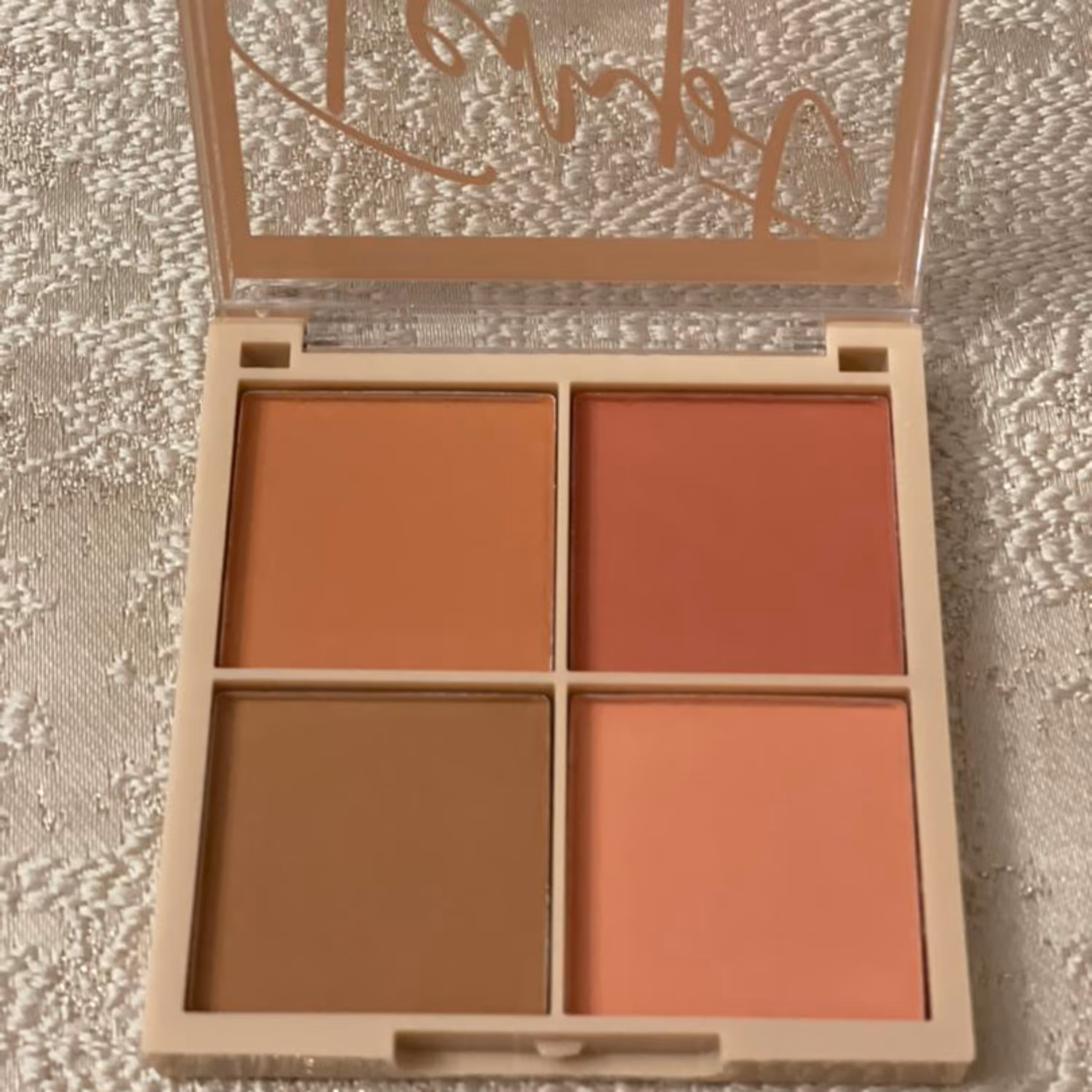 رژگونه (بافت سبک - پیگمنت عالی -رنگ دهی فوق العاده -ماندگاری بالا)