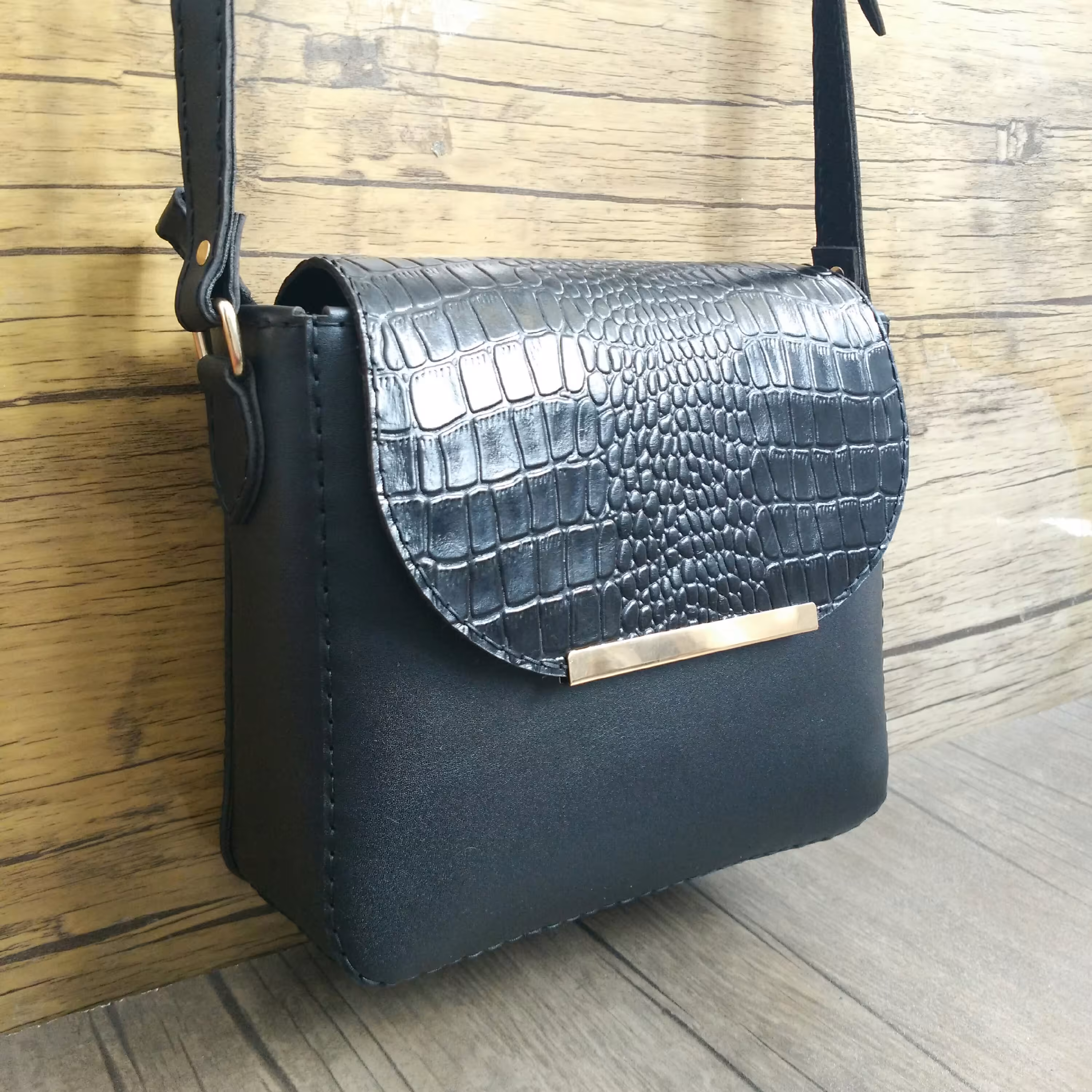 کیف دوشی زنانه  دخترانه چرم گاوی مشکی برند ایزاکو i-52 دستدوز