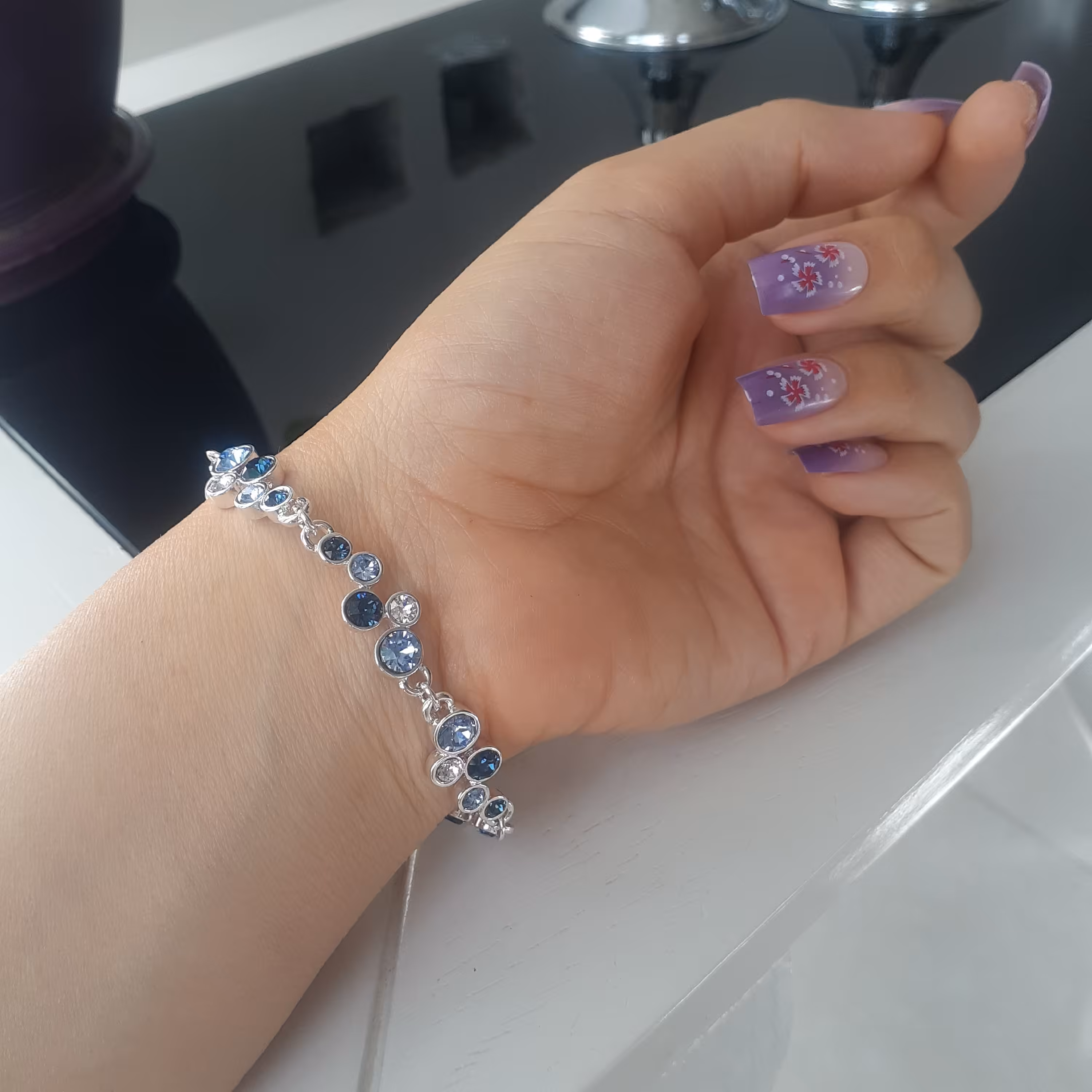 دستبند نگین دار برند آی ام رنگ آبی