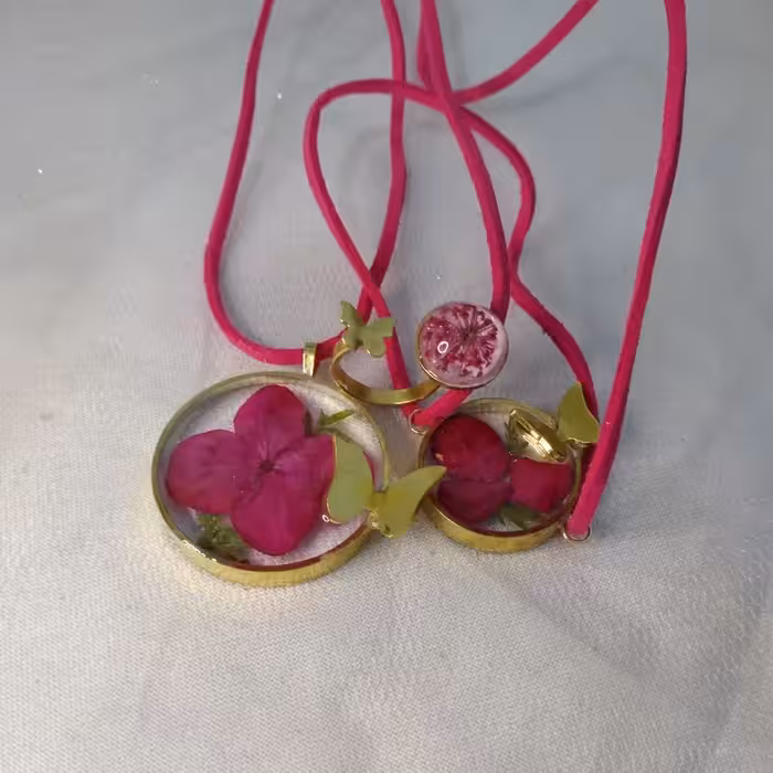 گردنبندودستبندرزینی صورتی