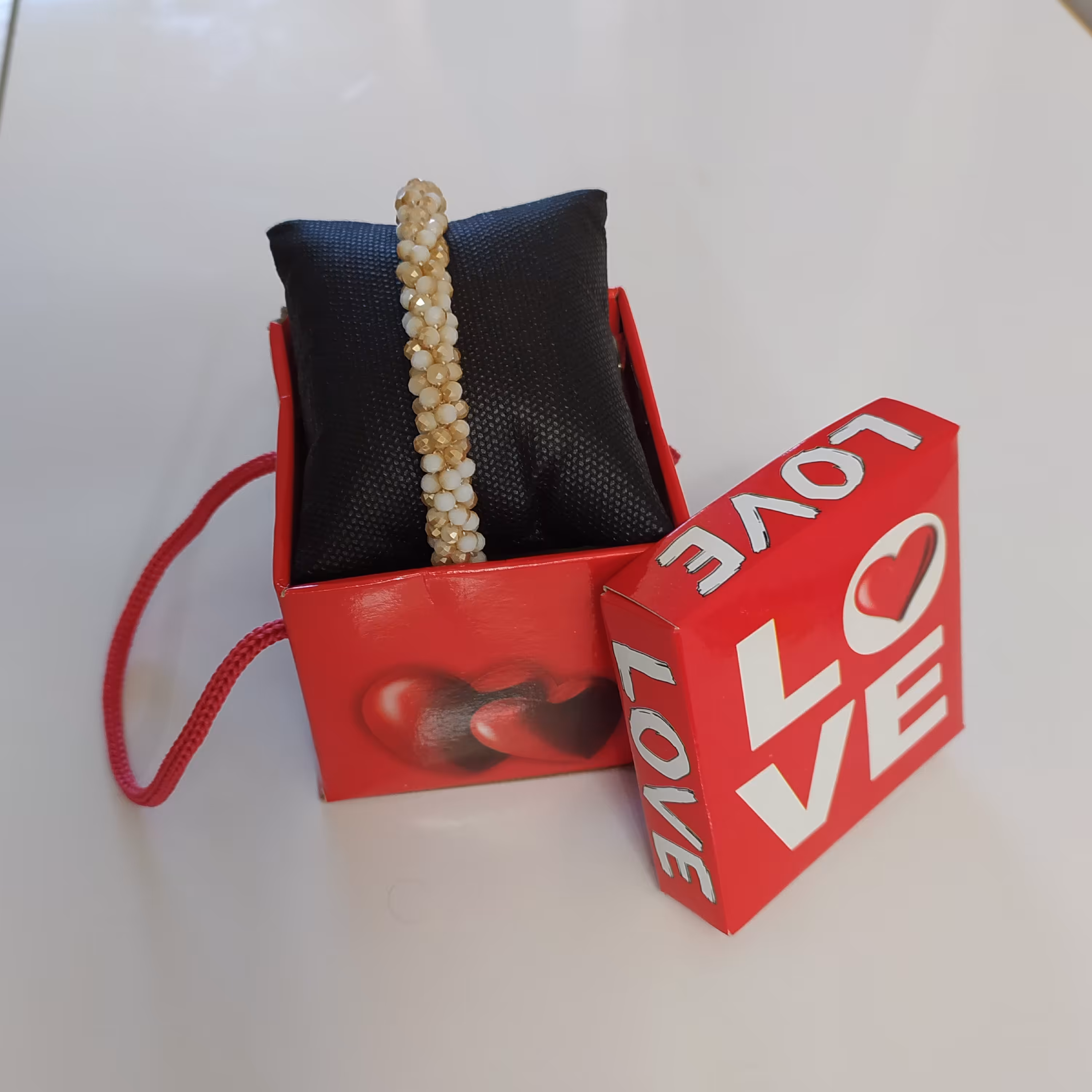 دستبند اسپیرال به رنگ سفیدوکرم گچی براق