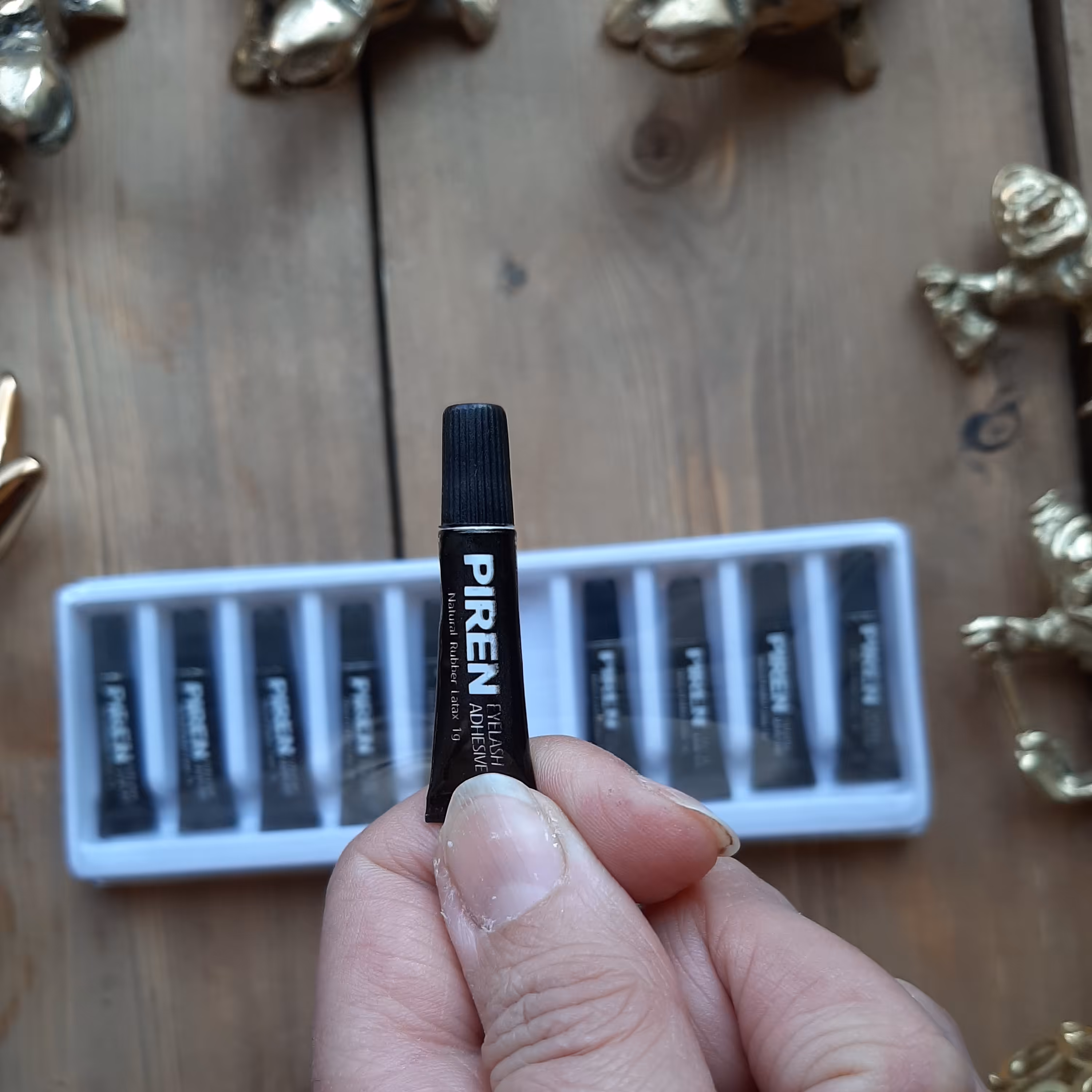 چسب مژه دان