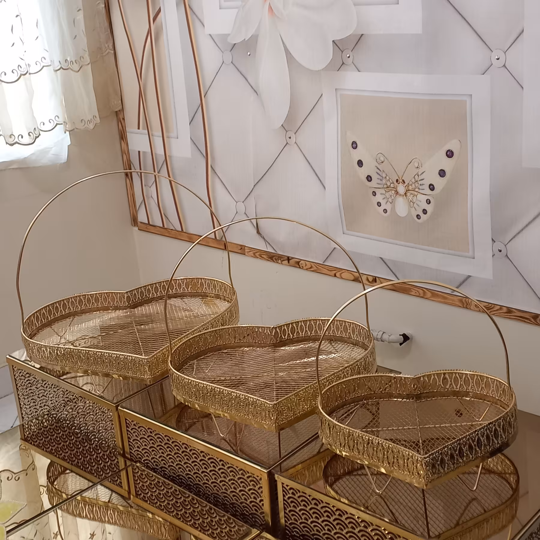 سبد فلزی سه عددی  مخصوص هدیه و دکور  سبدها طلایی هستندابکاری شده  سه سایز هستند طرح قلب