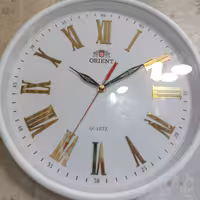 دیواری ساعت بی صداموتور آرام گرد اصلی داری شماره داخل صفحه برجسته طلایی عالی رنگ درج یک صفحه نقش نگار ریز برند اورینت