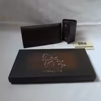 ست هدیه کیف پول و جاکلیدی رنگ قهوه ای سوخته چرم مصنوعی اقتصادی