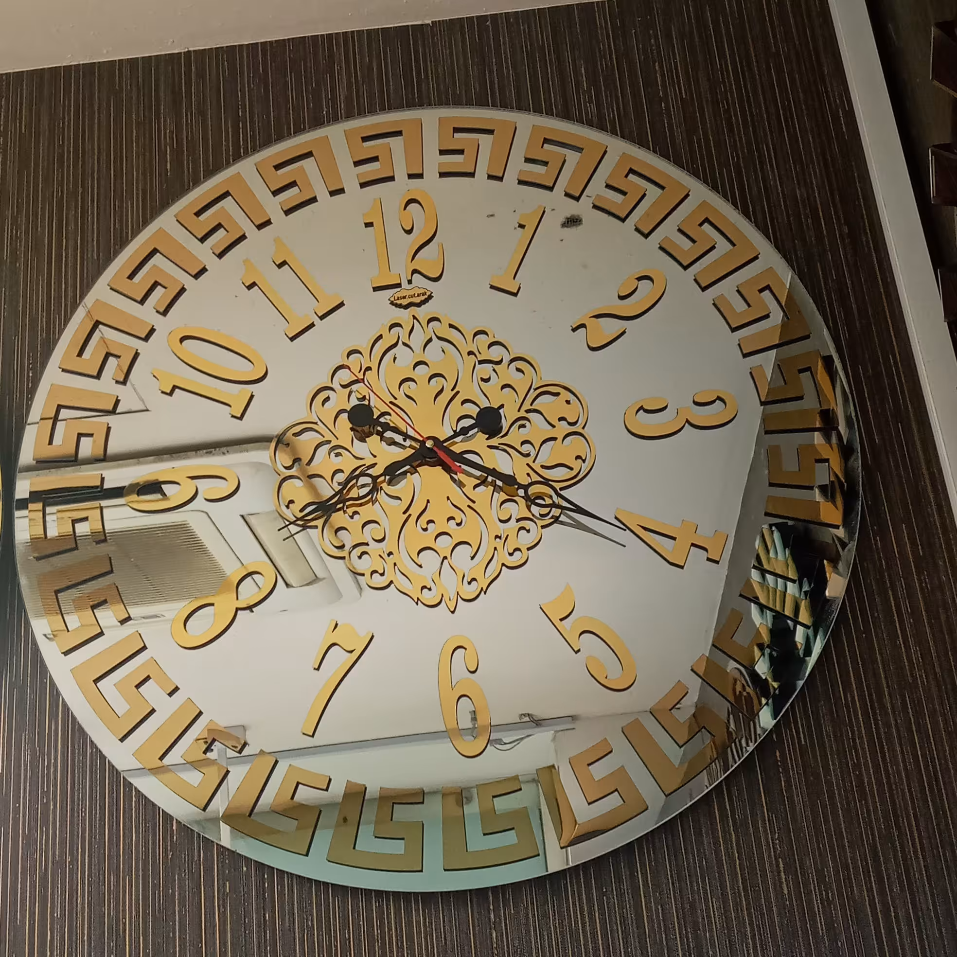 ساعت دیواری آینه ای طرح ورساج