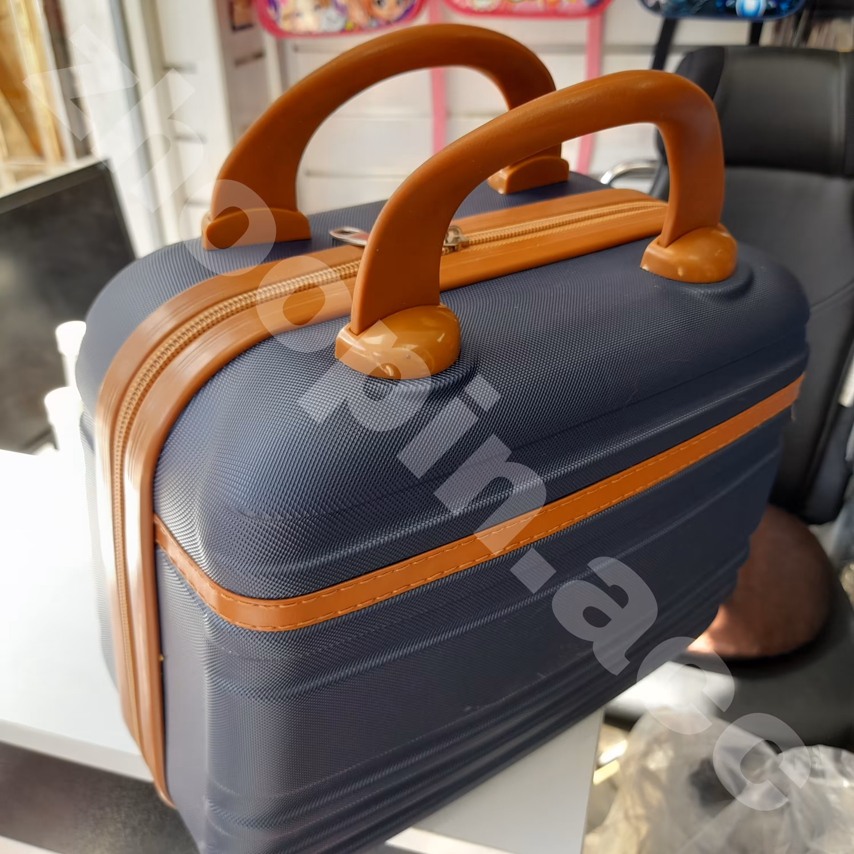 چمدان  آرایشی خارجی سایز 14 جنس فایبرگلس نشکن داخل تمام آستر 