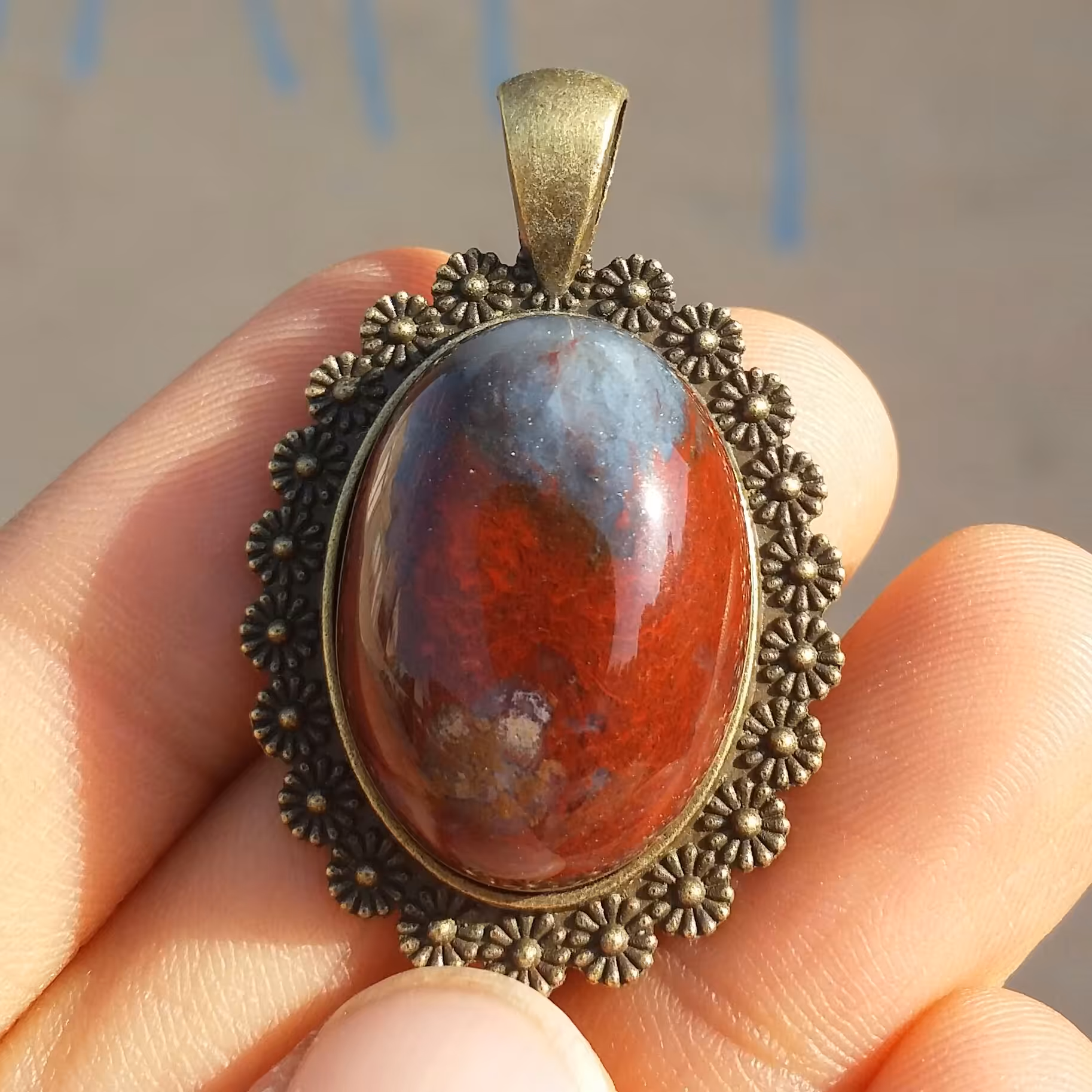 آویز یا گردنبند یا گردن آویز سنگ عقیق سرخ یا عقیق خون صد در صد طبیعی با قاب برنجی کد 11313