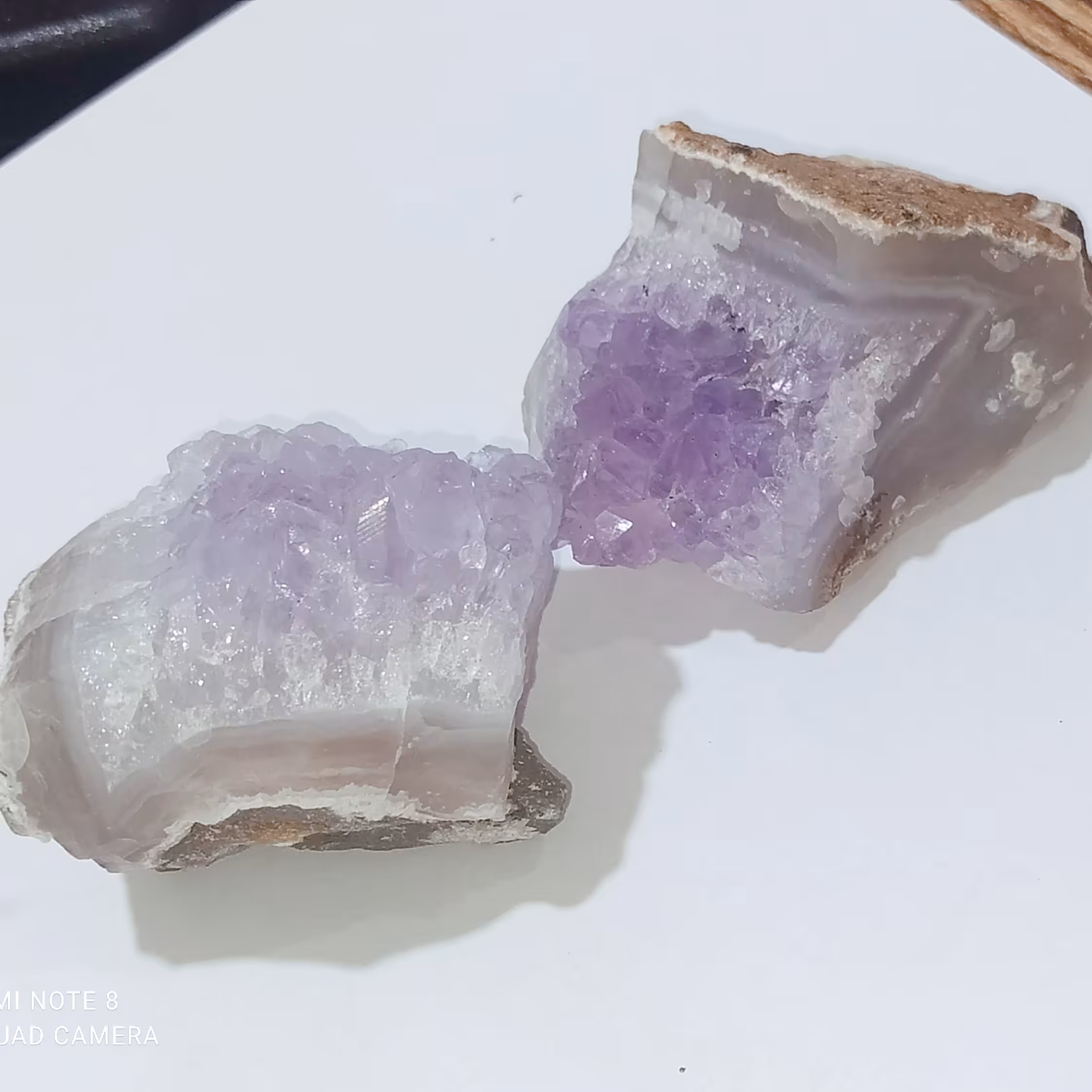 آمیتیست بروی یک لایه عقیق سلیمانی طرحدار،،، طبیعی و معدنی