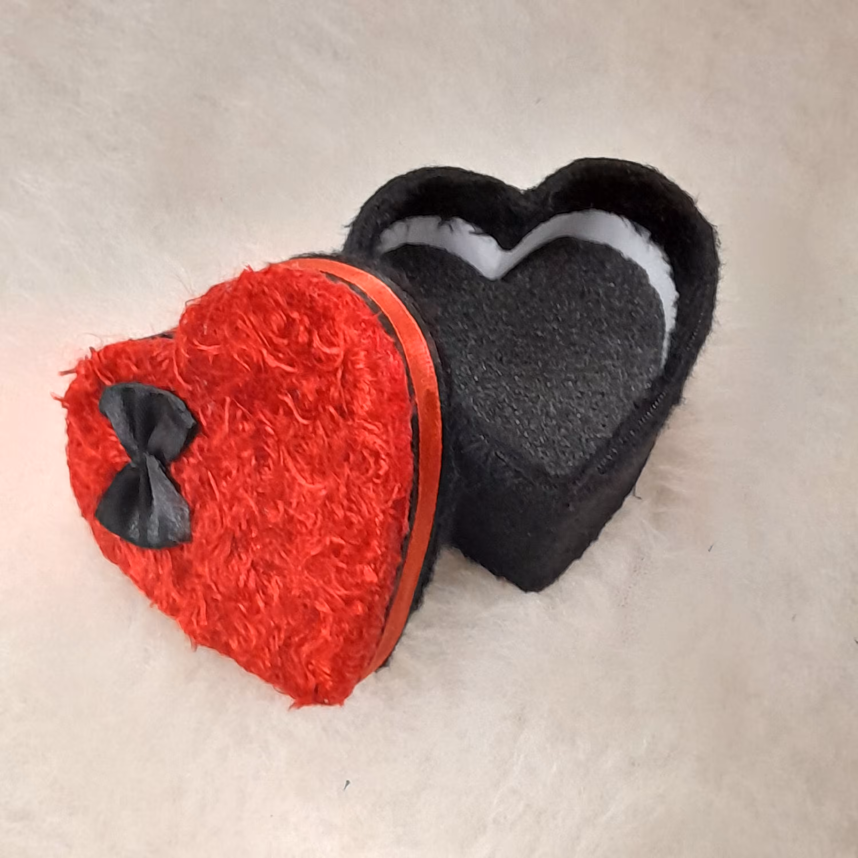 جعبه کادو قرمز مشکی مخمل قلبی  کوچک درب خزدار جعبه زیورآلات  ، جا انگشتر و گردنبند ،ابرداخلش هست،موجوده،  آماده فروش 