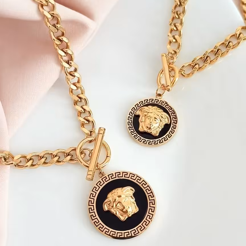 گردنبند و دستبند ورساچ ،کاملا تضمینی و رنگ ثابت،با ابکاری طلا و جنس صدرصد استیل و با کیفیت