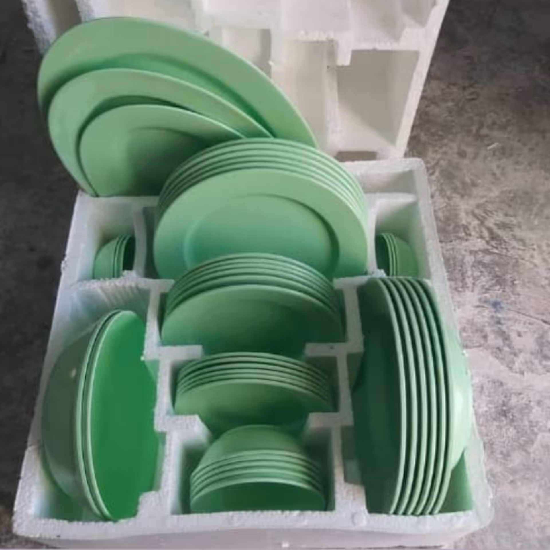 سرویس غذا خوری رنگی 41 پارچه ملامین ارسال از طریق باربری هزینه ارسال با مشتری