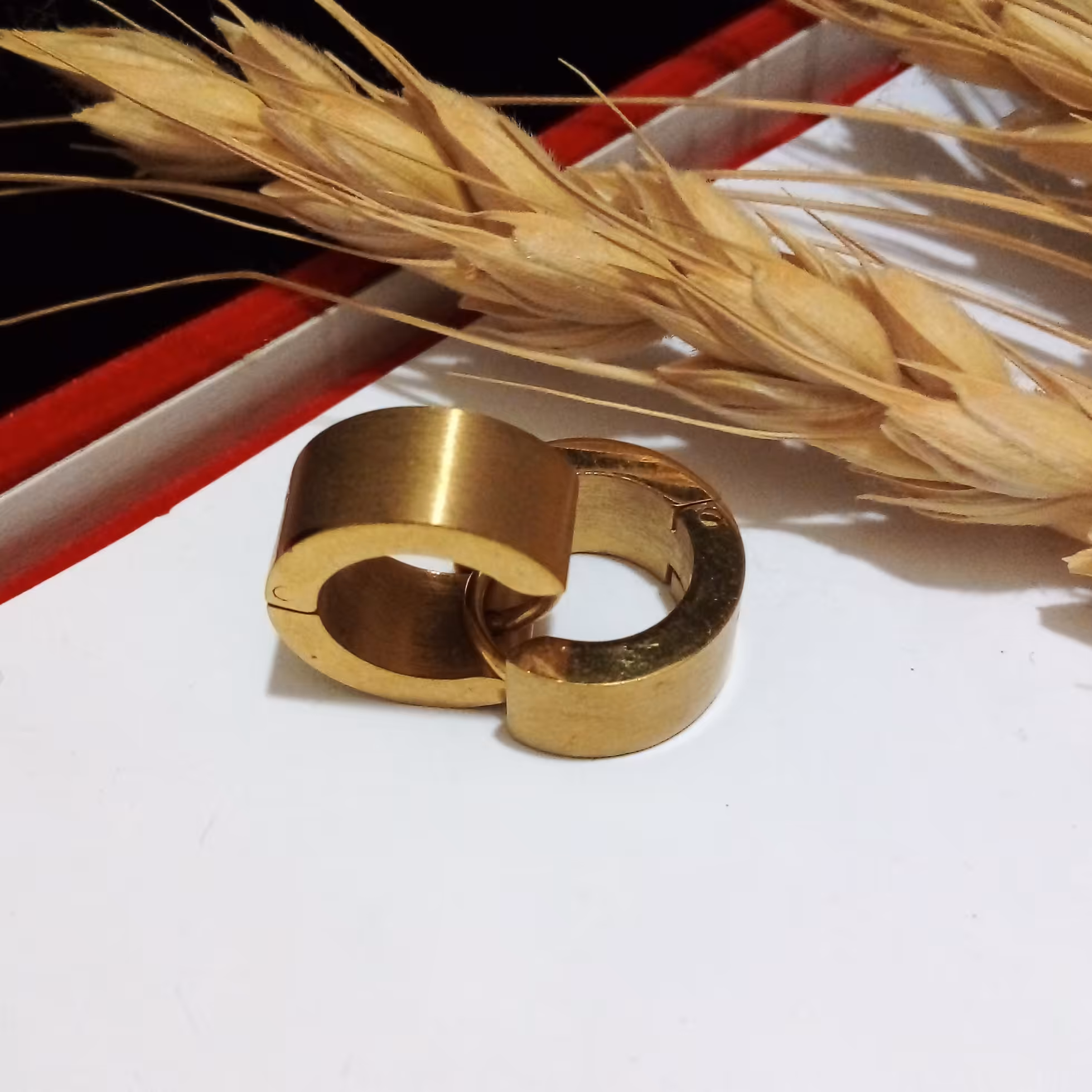 گوشواره حلقه ای استیل مشابه طلا و رنگ ثابت و ضدحساسیت میباشد