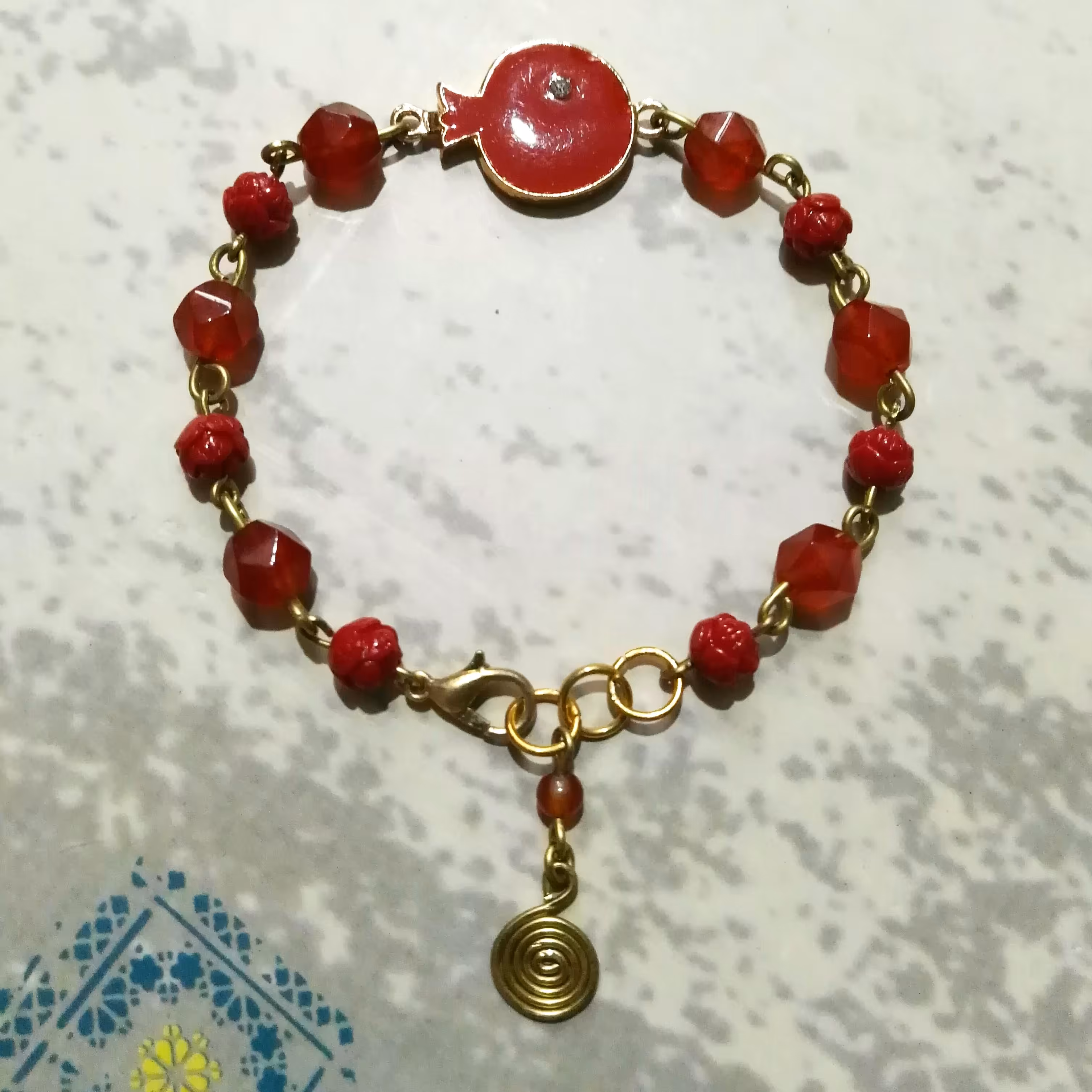 دستبند طرح انار نگین دار با سنگ طبیعی عقیق سرخ تراش و  مرجان طرح گل رز 