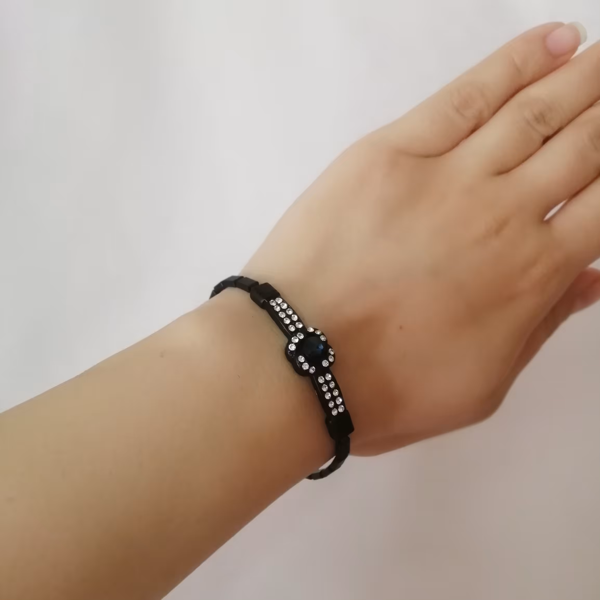 دستبند نگین دار چفتی طرح 6