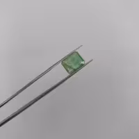 زمرد طبیعی 2.20 قیراطی افغانستان کاملا طبیعی داخل نگین ترکهای طبیعی وجود دارد