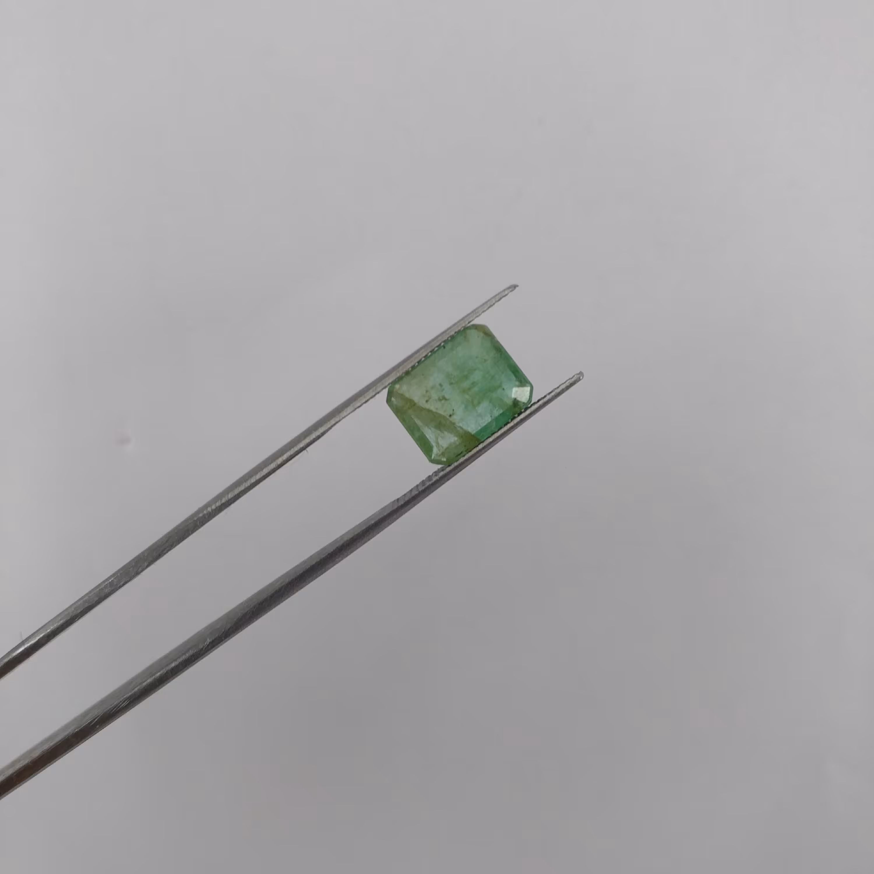 زمرد طبیعی 2.20 قیراطی افغانستان کاملا طبیعی داخل نگین ترکهای طبیعی وجود دارد