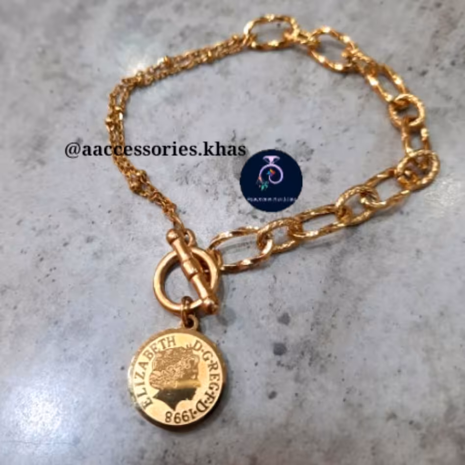 دستبند تمام استیل رنگ ثابت با قفل تی و پلاک الیزابت