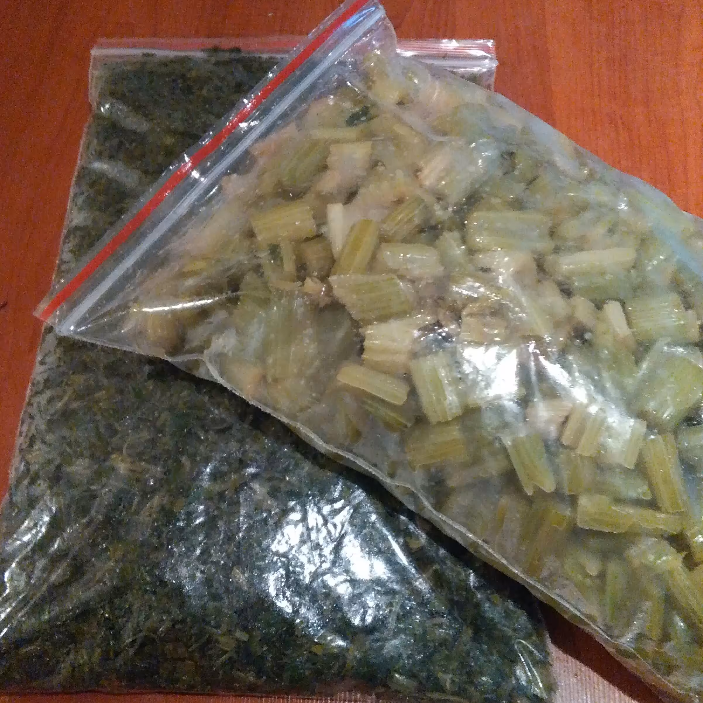 سبزی کرفس سرخ شده. نعنا جعفری ساقه کرفس برگ کرفس