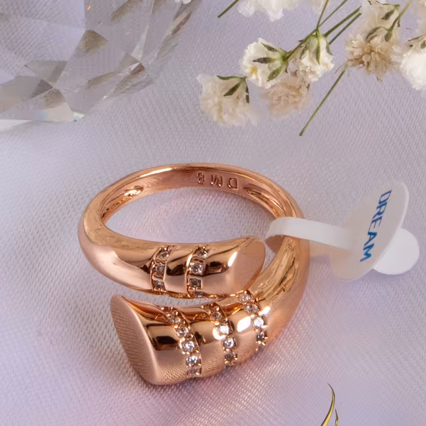 انگشتر مدل مارپیچ نگین دار ژوپینگ ضد حساسیت رنگ ثابت روکش آبکاری طلای18 عیار جنس آلیاژ مس سایز بندی 6 7 8  9