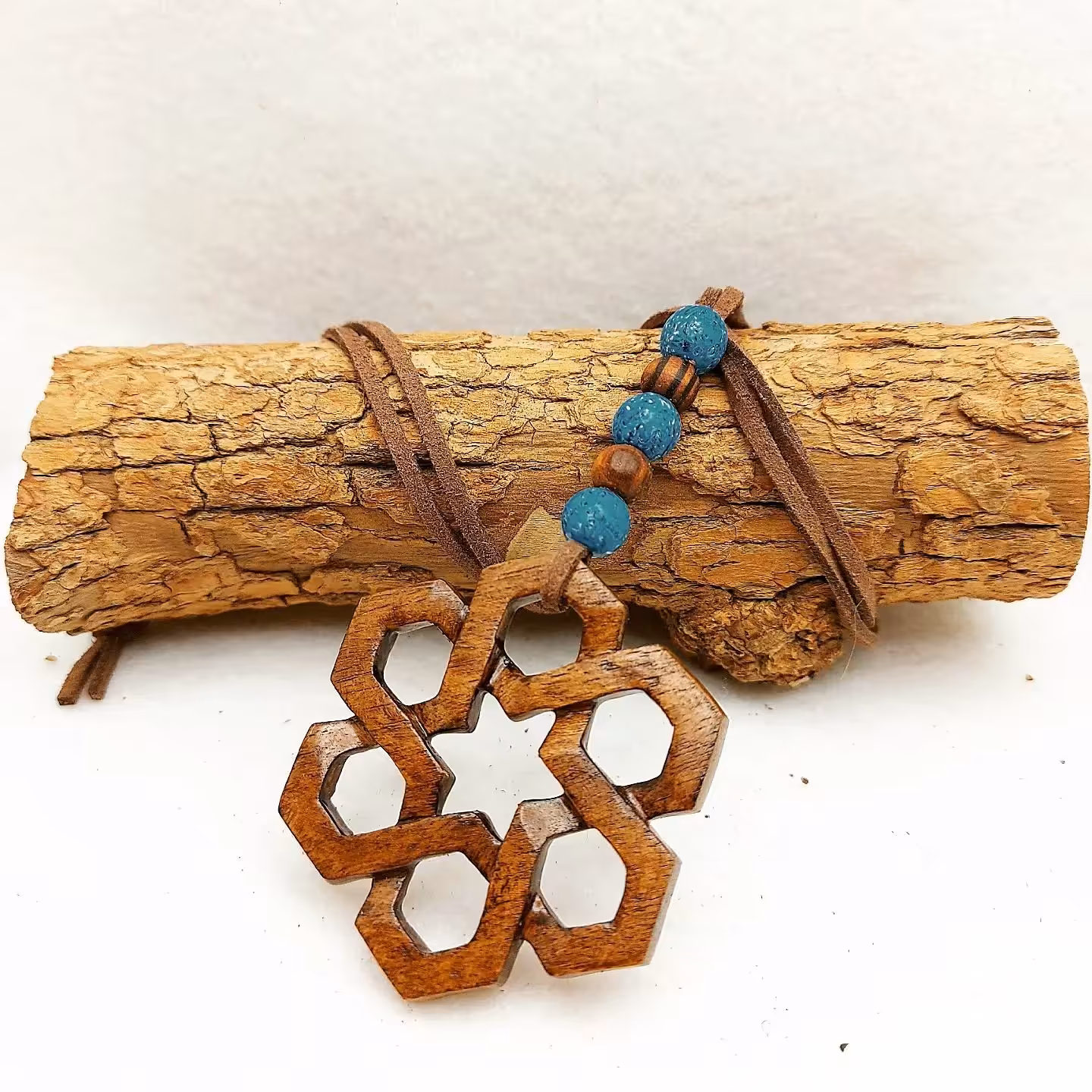 گردن آویز  چوبی طرح آناهیتا