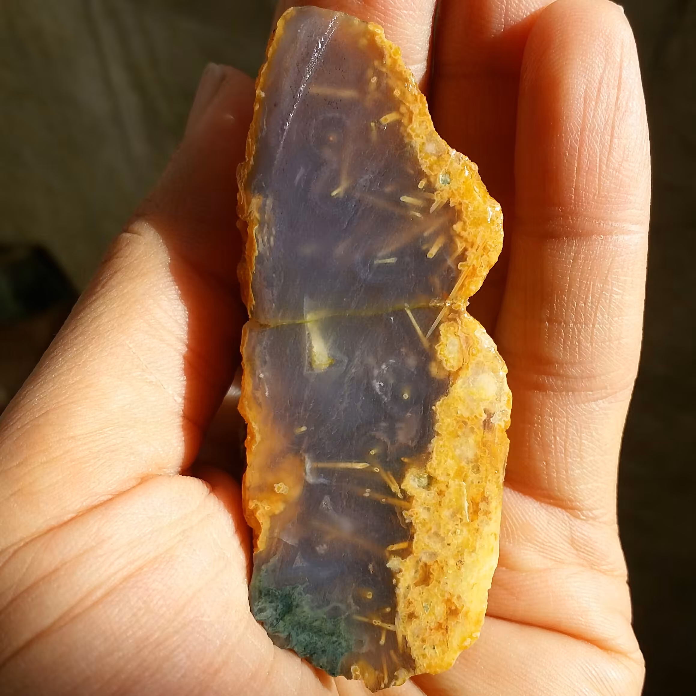 اسلایس سنگ راف عقیق رتایل طلایی دار محشر دیدنی کاملا طبیعی شاهکار خلقت
با قابلیت ساخت چند نگین ارزشمند رنگ خاص و کمیاب