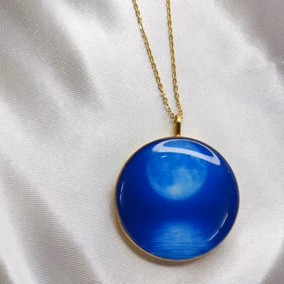 گردنبند رزینی ماه شب تاب طرح ماه سرد استیل و رنگ ثابت مردانه و زنانه