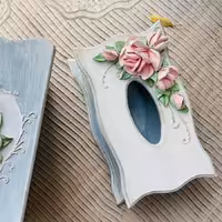 جا دستمال کاغذی دالبری سفید به همراه گل استاکو 