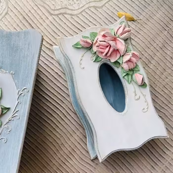 جا دستمال کاغذی دالبری سفید به همراه گل استاکو 