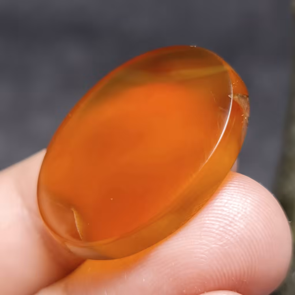  نگین درشت فوق العاده زیبای سنگ عقیق خوش رنگ آبدار اصل معدنی
کد 27072