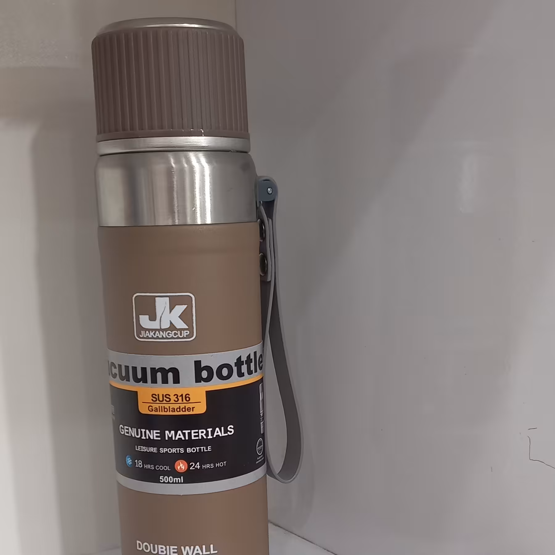 فلاسک آبسرد و گرم دو جداره صافی دار برای دمنوش. برند  جی کا حجم 500 سی سی نگهداری گرما تا 24 ساعت و سرما تا 36 ساعت