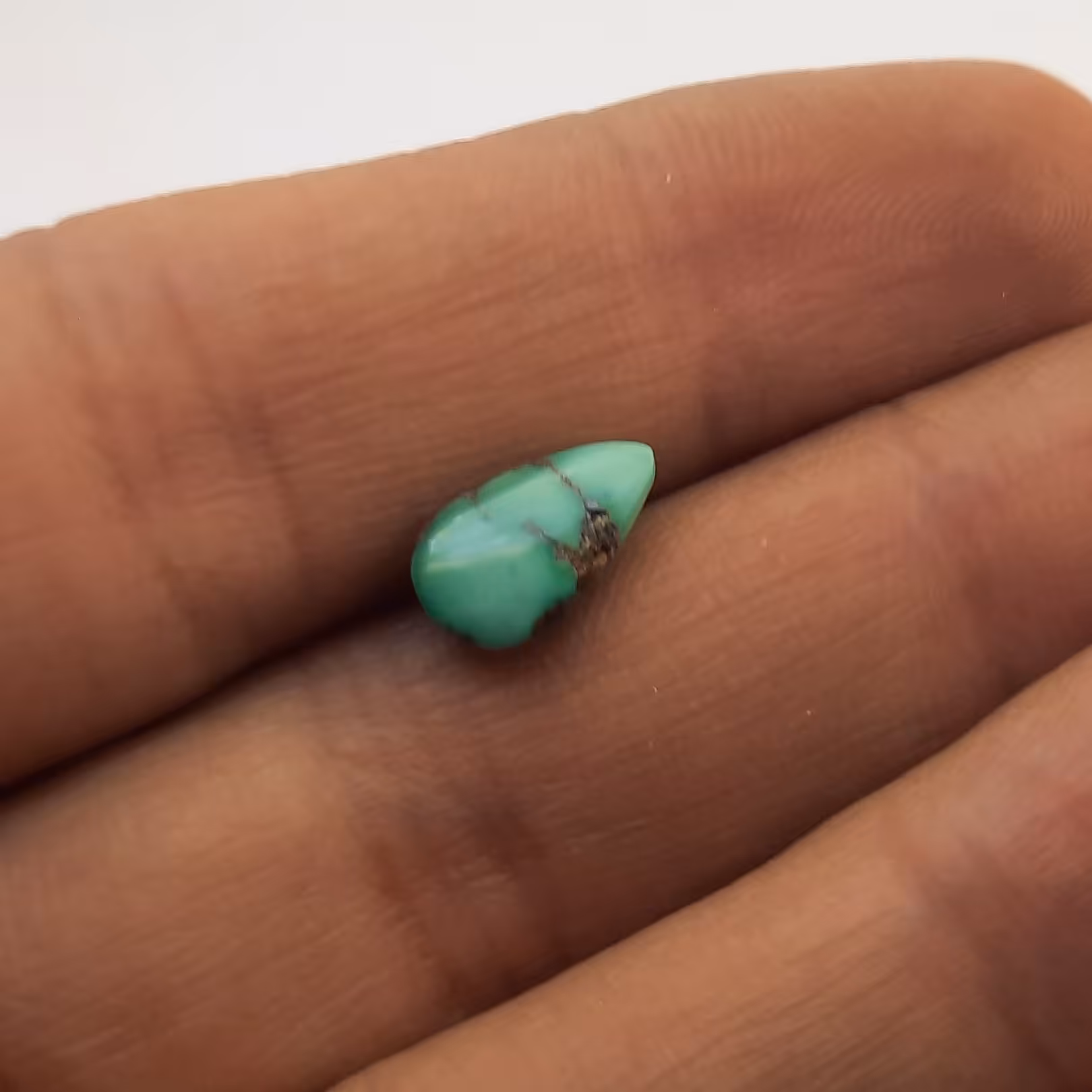 نگین فیروزه نیشابور تراش اشکی یا اشک  کد ب2  تراشیده شده توسط دست سنگ صد در صد طبیعی و معدنی