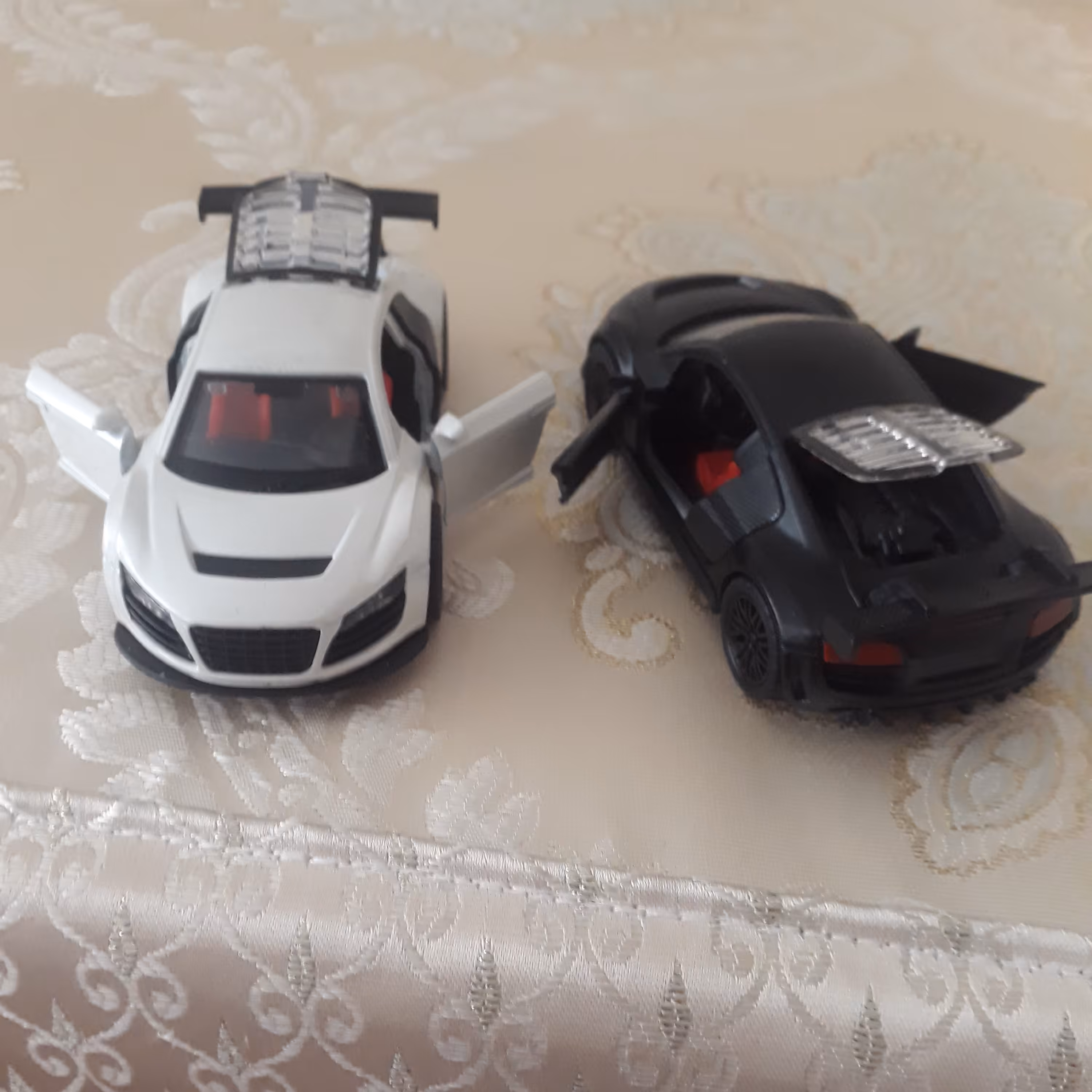 ماشین فلزی مدل آئودی A8 و 3 درب بازشو و چراغ دار و قدرتی موزیکال و فلزی