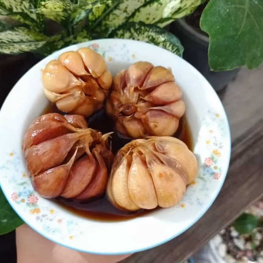 سیر ترشی محتویات سیرتازه شسته شده و خشک شده شیره انگور سرکه انگورونمک محصول کاملاسالم و در ظرفهای محکم ب دستتون میرسه