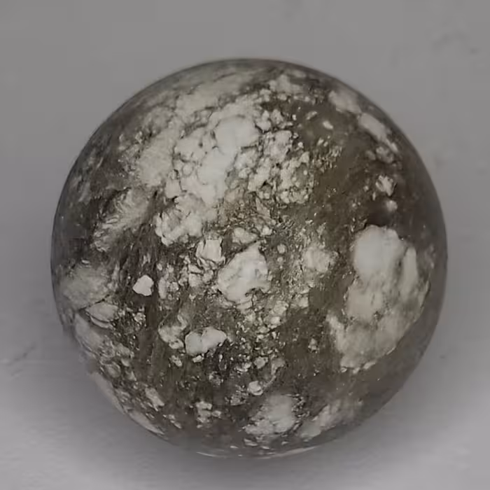 گوی سنگ نمک قطر 6 سانت. رنگ طوسی و سفید ابر و بادی وزن300 گرم 