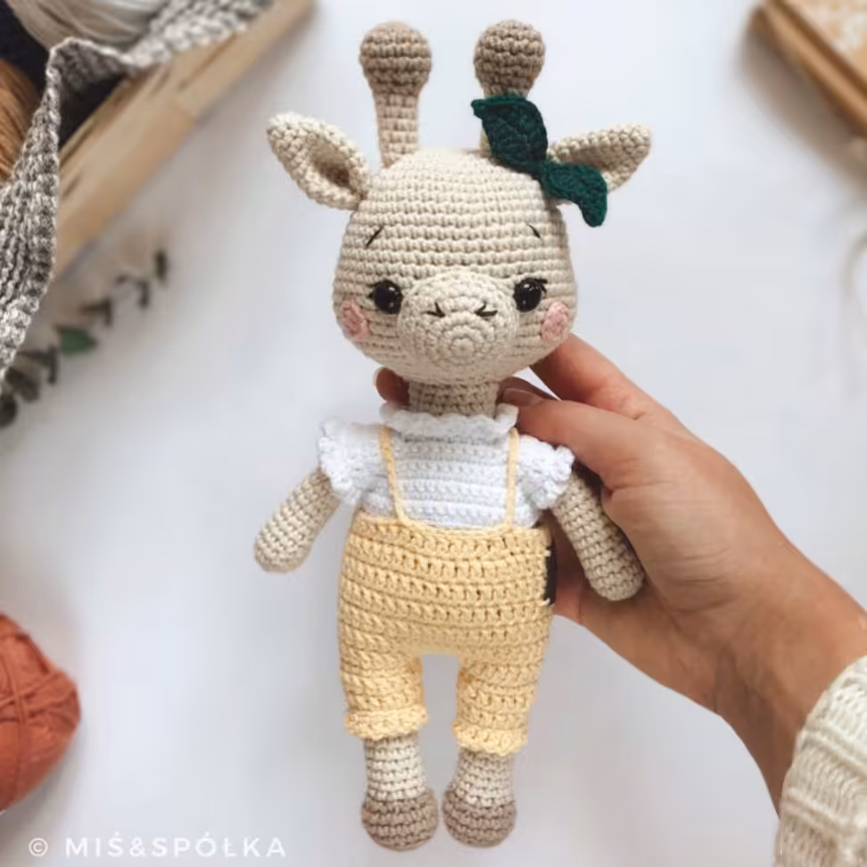 عروسک دستبافت زرافه کوچولو با قد تقریبی 27 سانت و قابل سفارش در رنگبندی دلخواه شما 