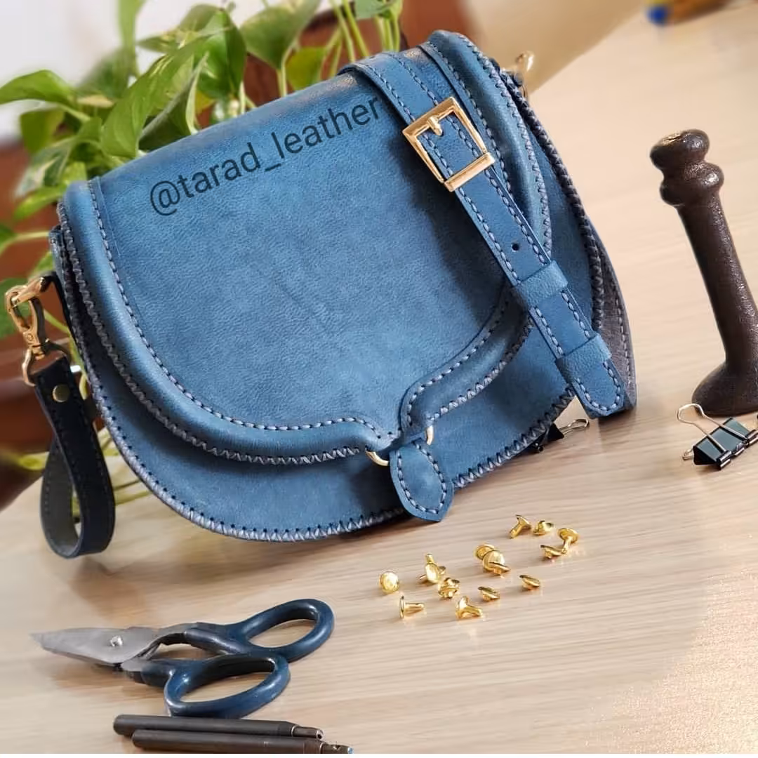 کیف رودوشی زنانه چرم طبیعی تمام دست دوز
