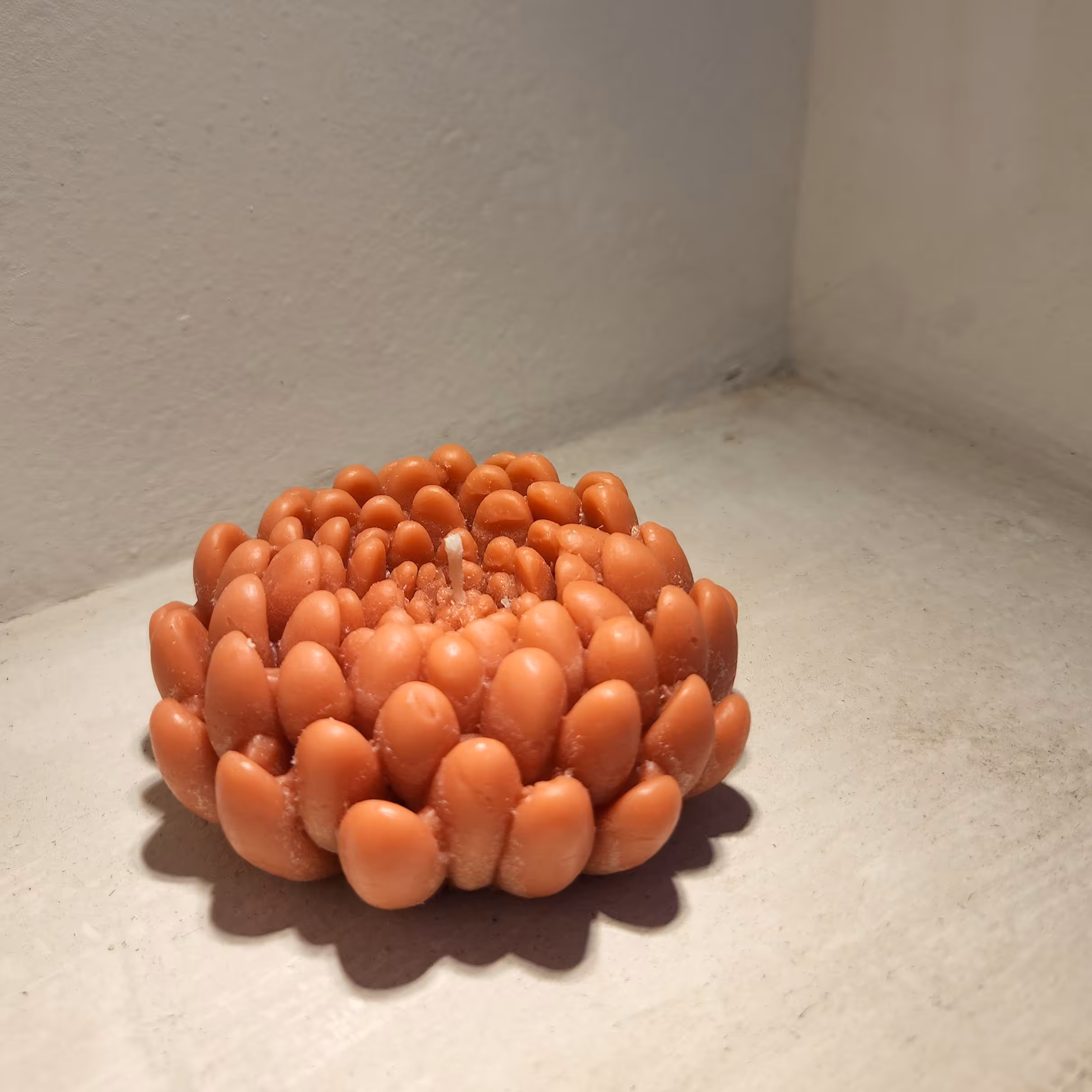 شمع کوچک و دکوری با طرح گل داوودی